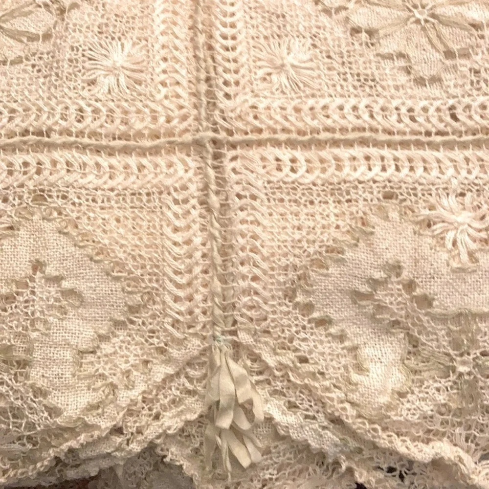 HANDMADE CROCHET VTG Ivory tablecloth / bedspread 94”x94”